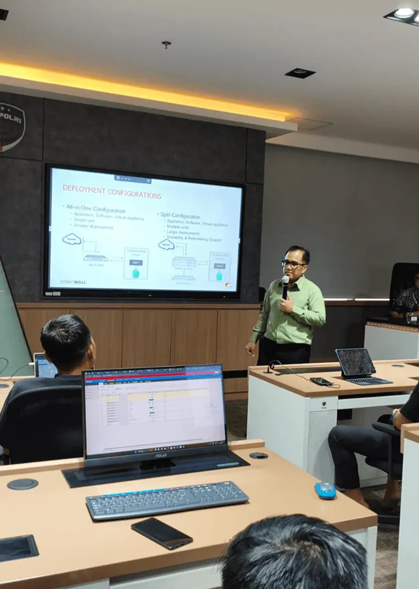 Tim teknisi AITI bekerja: rak pusat data, instalasi jaringan, inspeksi lapangan, dan sesi pelatihan klien